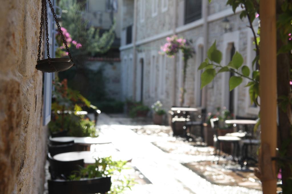 Griffon Hotel Yenifoca Exterior photo
