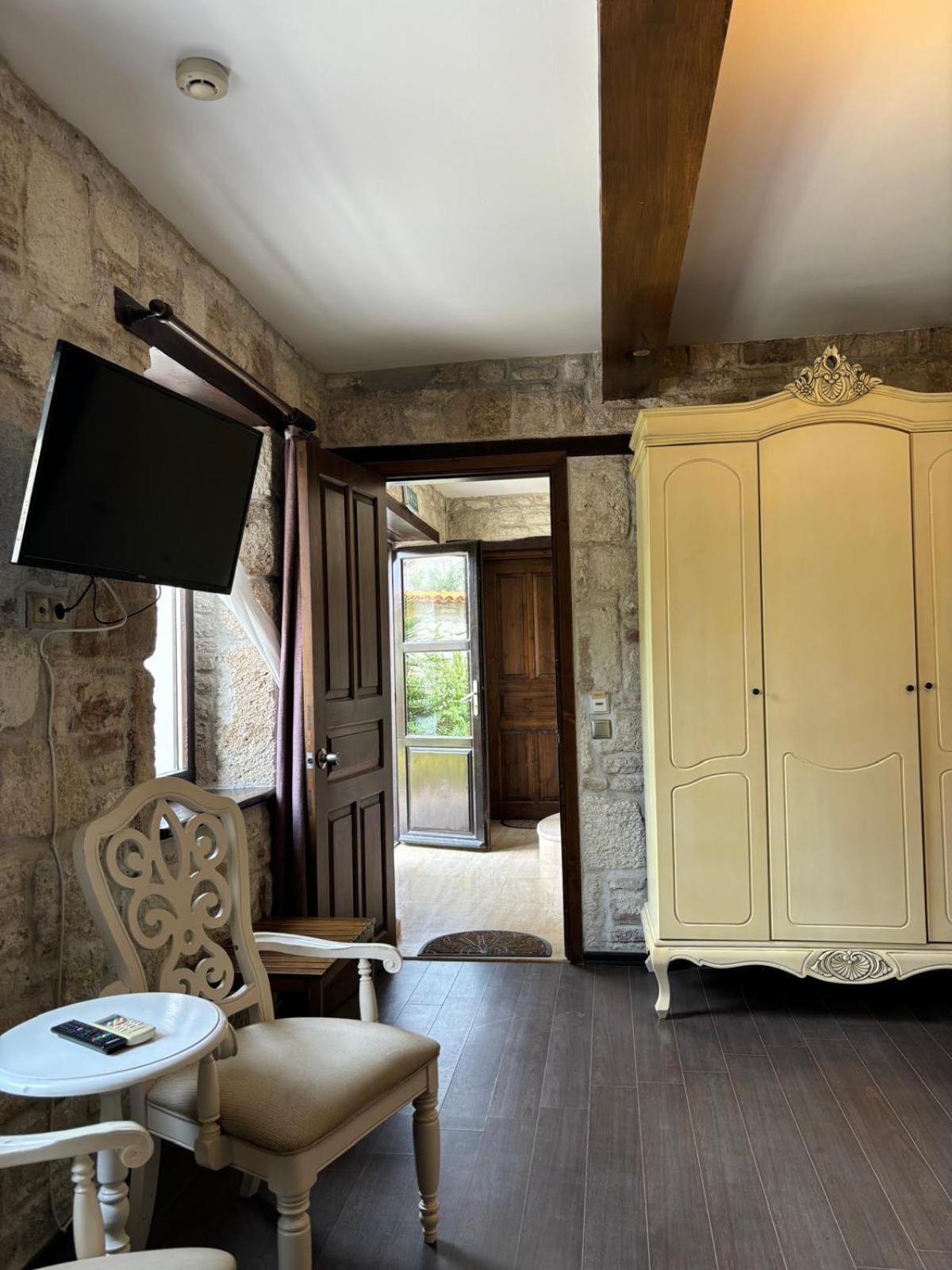 Griffon Hotel Yenifoca Exterior photo